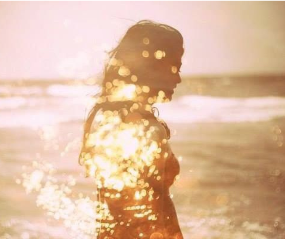 Kvinde ved havet. Terapi for børn og unge.