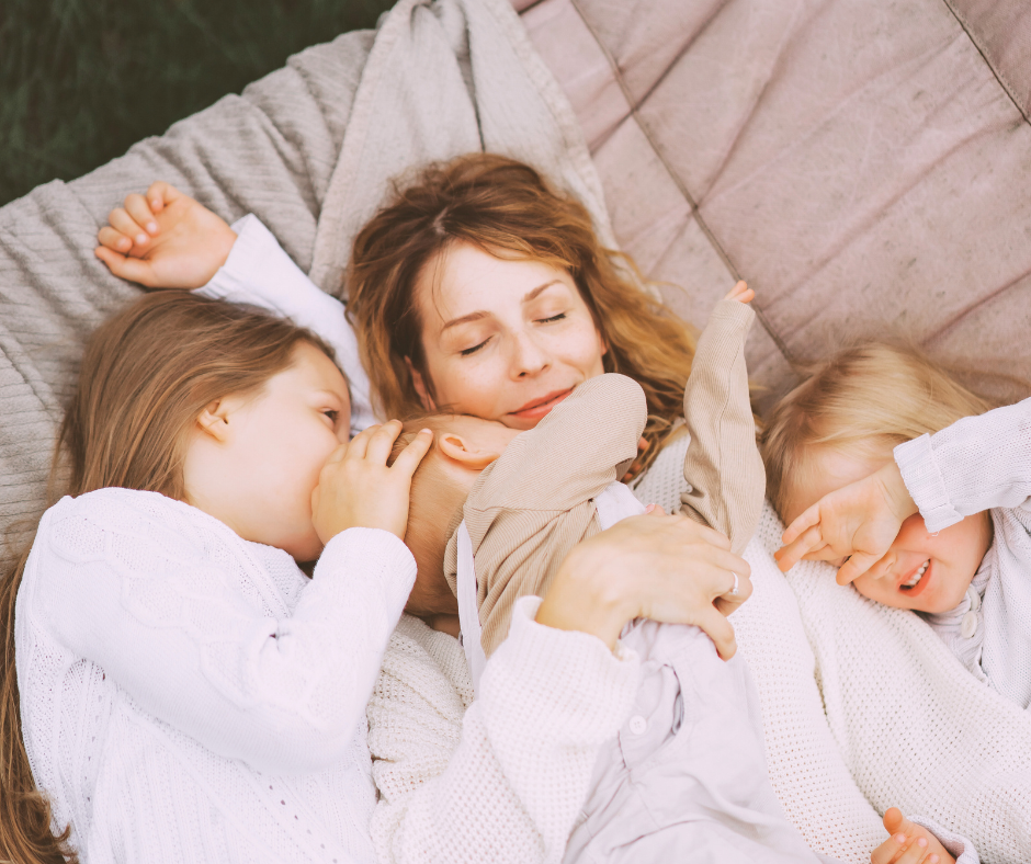 Lykkelig mor med 3 børn. Terapi for børn og unge.